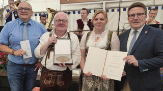 Über die Verleihung der Pro-Musica-Plakette an die Eiersheimer Musikanten freuten sich (von links) Bürgermeister Thomas Schreglmann, Projektleiter Wolfgang Krug, Vorsitzende Janina Rückert und Landrat Christoph Schauder.