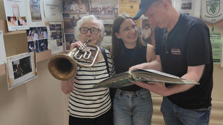 Gut an kam die Ausstellung zur Geschichte der Eiersheimer Musikanten. Die 90-jährige Regina Rüttling entdeckte dabei auch die Trompete, die einst ihr Schwiegervater, Gründungsmitglied Albert Rüttling, spielte.