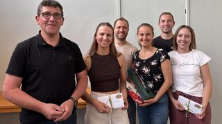 Ortsvorsteher Heiko Berberich (links) dankte dem Reinhardsachsen-Kaltenbrunner „Filmteam“ mit einem kleinen Präsent (verhindert: Nina Baumann). Dieses hatte für den Festakt der Stadt Walldürn zur Feier des 50. Jubiläums der Gemeindegebietsreform einen viel beachteten Film über den Ort und das Leben in ihm erstellt.