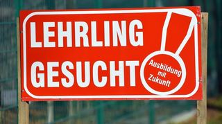 Bei der Bundesagentur für Arbeit sind deutlich mehr Berufsausbildungsstellen als Bewerberinnen und Bewerber gemeldet.