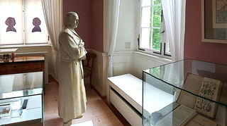 Das Mörike-Kabinett im Residenzschloss entwirft ein Bild des Schriftstellers und seiner Umgebung während seiner Mergentheimer Jahre. Im Zentrum steht die Figur eines sinnenden Dichters. Autographen, kostbare Ausgaben und Erstausgaben seiner Werke sind zu sehen, und es werden Versteinerungen, die Mörike gesammelt hat, präsentiert. Eine Hörstation mit Gedichten ergänzt die Präsentation.
