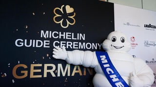 Das Michelin-Männchen steht vor einer Tafel mit der Aufschrift «Michelin Guide Ceremony Germany». Die begehrten Michelin-Sterne werden jedes Jahr an Restaurants vergeben, die von Inspektoren eine hohe Bewertung für ihre gastronomische Qualität erhalten haben.