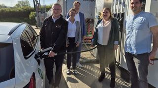 Neuer Kraftstoff auf dem Vormarsch: An der Zentrale der Firma Herm in Lauda, ganz hinten Geschäftsführer Peter Herm, kann HVO bereits getankt werden.