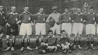 Die Mannschaft aus den Anfangsjahren der Vereinsgründung (von links): O. Müller, W. Schiller, F. Neubert, H. Limbacher, E. Neubert, F. Rummler, O. Guttropf, unbekannt, unbekannt, (sitzend) A. Rummler, unbekannt.
