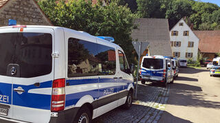 Eine Razzia in den Räumlichkeiten des Angeklagten brachte einiges an mutmaßlichem Diebesgut zum Vorschein.
