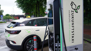 Ein E-Taxi steht an einer Schnellladesäule für Taxis in Hamburg. Im Rahmen des Programms „Zukunftstaxi“ fördert die Stadt Hamburg die Umstellung von Hamburgs Taxi-Flotte auf elektrischen Antrieb.