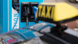 Ein E-Taxi steht an einer E-Taxi-Schnellladestation in Stuttgart. Die Taxi-Schnelllader sind Teil eines „E-Taxi-Aktionsplans“ der Stadt. Mit dem Angebot solle den Taxiunternehmen der Umstieg auf Elektromobilität erleichtert werden.