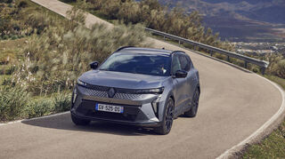Mit konturierter Motorhaube und Unterfahrschutz tritt der Scenic robust auf. Viele kleine Rauten umgeben das Markenzeichen von Renault, den Rhombus.