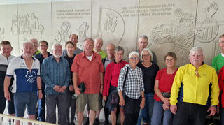 Die Radlergruppe vor dem Bauernkriegssteinschnitt.