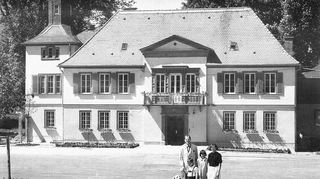 Das Gut Üttingshof kurz nach der Übernahme durch die Familie Kaplirz 1989. Uwe und Dr. Sabine Kaplirz zu Sulewicz mit ihren Kindern Sophie und Florian.