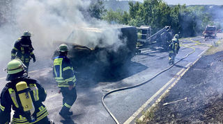 Ein Mercedes Sprinter geriet am Samstagnachmittag auf der Straße zwischen Laudenbach und Neubronn unterhalb der Weinberge in Brand.
