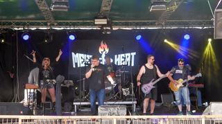 Die Band „Free Daze“ heizte mit mitreißendem Rock nach Vorbild der 80er-Jahre ordentlich ein.