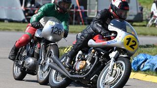 Günter Müller aus Mudau, genannt „Schreiner Max“ auf seiner NSU Max 250. (Nummer 126) und Ulrich Kern aus Schlierstadt auf einer Honda CB 500.