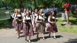 Nicht fehlen durften beim Festumzug anlässlich des Jubiläumsfests der Freiwilligen Feuerwehr Bettingen die Festdamen.