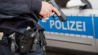 In Eichenbühl im Landkreis Miltenberg hat am Samstag ein 27-Jähriger Polizisten mit einer Schusswaffe bedroht. Die Beamten gaben daraufhin zwei Warnschüsse ab, ehe sie den Mann festnehmen konnten. (Symbolbild)