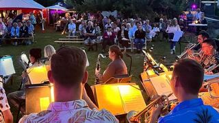 Die Musikkapellen Oberlauda und Messelhausen bei einer früheren Sommerserenade.