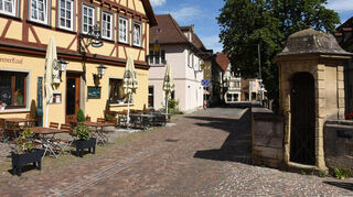 Zwischen der Gaststätte „Johanniterhof" (Bild, links) am Schloss und der Münzgasse wird es eine zweite Poller-Anlage geben. Angekündigt war dies für die Ecke zum Pfarrgang.