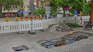 Die ersten Poller-Schächte wurden vor kurzem vor der Burg-Apotheke am Deutschordenplatz installiert.
