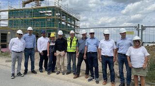 Vertreter der Netze BW, des Projektleitungsbüro "h3 munich" sowie die Bürgermeister von Jürgen Galm (Osterburken), Ralf Killian (Ravenstein) und Ralph Matousek (Rosenberg) freuen sich über den Baufortschritt.