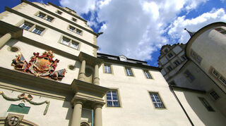 Dass der Orden Mergentheim geprägt hat, ist nicht zu übersehen. Aus der mittelalterlichen Burg wurde eine fürstliche Residenz, und Ordensbeamte errichteten ansehnliche Renaissance- und Barockgebäude, die für Glanzpunkte im Stadtbild sorgen.