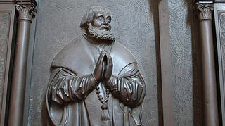 Walter von Cronberg war seit 1527 der erste Hoch- und Deutschmeister in Mergentheim, wo er 1543 starb. Er wurde in der damaligen Kirche des Ordens beigesetzt. Sein Grabdenkmal befindet sich im Chor der Marienkirche.