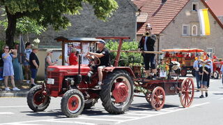 Historisches Löschgerät beim Umzug der Baldersheimer Feuerwehr