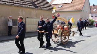 Den Jungs wurde ganz schön warm: die Feuerwehr Nassau mit Spritzenwagen mit Uniformjacken