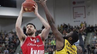 Owen Klassen (links) muss die Würzburg Baskets verlassen. Für ihn rückt zur kommenden Saison Eddy Edigin (hier im Trikot der MHP Riesen Ludwigsburg) in den Kader der Unterfranken.