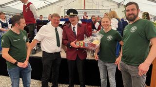 Markus Spengler (Mitte), Vorsitzender des lokalen Krieger- und Soldatenvereins, gemeinsam mit Deubachs Ortsvorsteher Peter Renner (2. von links), die beiden Vorstände des SV Deubach, David Nickel (2. von rechts) und Johannes Dörr (links) sowie FFW-Löschgruppenführer Tobias Spinner.