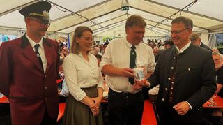 Deubachs Ortsvorsteher Peter Renner (2. von rechts) gemeinsam mit (von rechts) Ichenhausens Bürgermeister Robert Strobel, Landtagsabgeordnete Jenny Schack sowie Markus Spengler, Vorsitzender des lokalen Krieger- und Soldatenvereins.