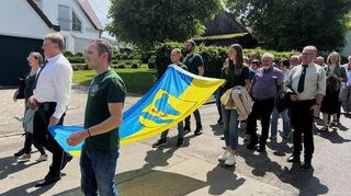Die Delegation aus Deubach (Lauda-Königshofen) mit der Ortsfahne beim Festumzug in Deubach (Stadt Ichenhausen / Landkreis Günzburg) anlässlich des dortigen 700-jährigen Ortsjubiläums.