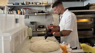 Salvatore Lodato backt die Focaccia im neuen Café Jojo's frisch.