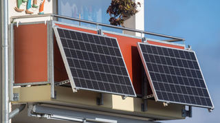Sonnenkollektoren sind an einem Balkon installiert. Eine Million sind es laut Experten inzwischen in Deutschland.