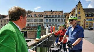 Der Vorsitzende des Stadtmarketingvereins, Bernd Maack, beobachtet immer wieder zahlreiche Touristen, die Interesse an deer Kunstinstallation auf der Tauberbrücke haben und kommt mit ihnen ins Gespräch.
