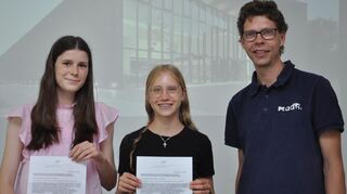 Auszeichnung für Nachwuchsmusikerinnen des MGG (von links): Johanna Schreck, Lara Adelmann und Musiklehrer Felix Krüger