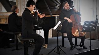 Gemeinsam mit dem Pianisten Severin von Eckardstein und dem Violinisten Aylen Pritchin spielte der Cellist Florian Schmidt-Bartha, der seine musikalischen Wurzeln in Würzburg hat, im Fürstensaal der Würzburger Residenz Werke von Mozart, Fauré und Antonín Dvořák.