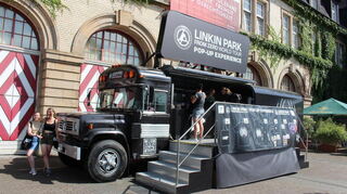 Seit Mitte Juni rollt ein Merchandising-Bus von Linkin Park durch Deutschland. Auch vor der Alten Feuerwache in Mannheim machte er halt.
