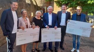 Freude über das Firmenjubiläum der Deutschen Everlite und 60 000 Euro Spenden aus diesem Anlass herrschte bei (von links) Björn Schmidt-Tudl, Martina Wenzel, den Gründern Rosemarie und Arnold Schmidt-Tudl sowie Klaus Thoma.