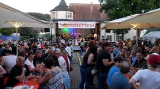 Am Freitag luden „RockIt“ mit ihrer unkomplizierten Gute-Laune-Musik die Besucher des Hardheimer Sommerfestes zum Mitmachen und Mitsingen ein.