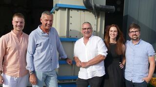 Aqulia feierte 25-jähriges Bestehen und Gründer Wolfgang Clärding wurde aus dem operativen Geschäft verabschiedet. Als Abschiedsgeschenk erhielt er den Prototyp des von ihm entwickelten Captura-Filter. Über das Jubiläum freuten sich (von links) Paul Behner, Jan Behner, Wolfgang Clärding, Laura Coskun-Clärding und Sebastian Clärding.