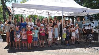 Die Kindergartenkinder eröffnen das Pfarrfest in Grünsfeld mit zwei Liedern.