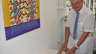 Prof. Haak bei einer Untersuchung der Füße.