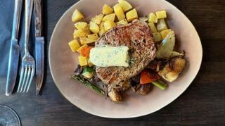 Wirklich lecker: Das Rumpsteak mit Grillgemüse, Kartoffelwürfeln und hausgemachter Kräuterbutter im Toulon ist seine 28,50 Euro voll wert.