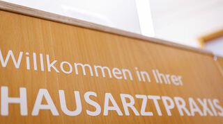 „Willkommen in Ihrer Hausarztpraxis" steht am Empfang dieser Arztpraxis. Die Stadt Bad Mergentheim setzt sich dafür ein, neue Ärzte für die Kurstadt zu gewinnen.