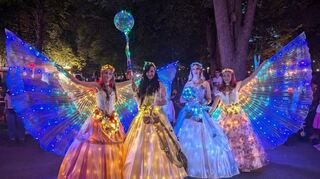 Die leuchtenden Schmetterlingstänzerinnen der Tanzvilla Creglingen sind eines der Highlights des Bad Mergentheimer Kurparkfests am 19. Juli.