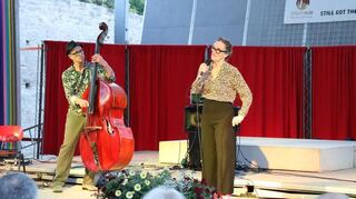 Auf der Spitalbühne in Aub: Birgit Süss mit feinem Kabarett und Klaus Ratzek am Kontrabass.