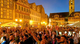 Eine volle „gute Stube“ und beste Stimmung auf dem Stadtfest.