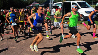 Der Start des 5- und 10-Kilometer-Laufes beim Ansmann-Cup.