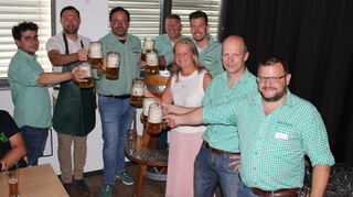 Distelhäuser Altstadtfestbierprobe in der Alten Füllerei von links: Jonas Popp, Mark Stephan (Bauhof Tauberbischofsheim), Christoph Ebers, Bernhard Weigand, Bürgermeisterin Anette Schmidt, Mario Gimbel, Thomas Landwehr und Mario Noe