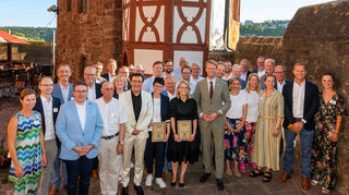 In einer Feierstunde auf der Burg ehrte die Stadt Wertheim ihre zwölf Unternehmen mit Weltmarktführer-Status. Das Foto zeigt die erfolgreichen Unternehmensführungen im Kreis der Gäste.